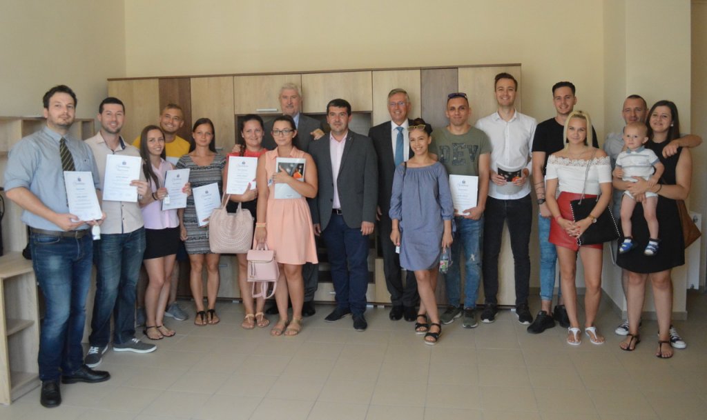 Fecskelakások átadása 21